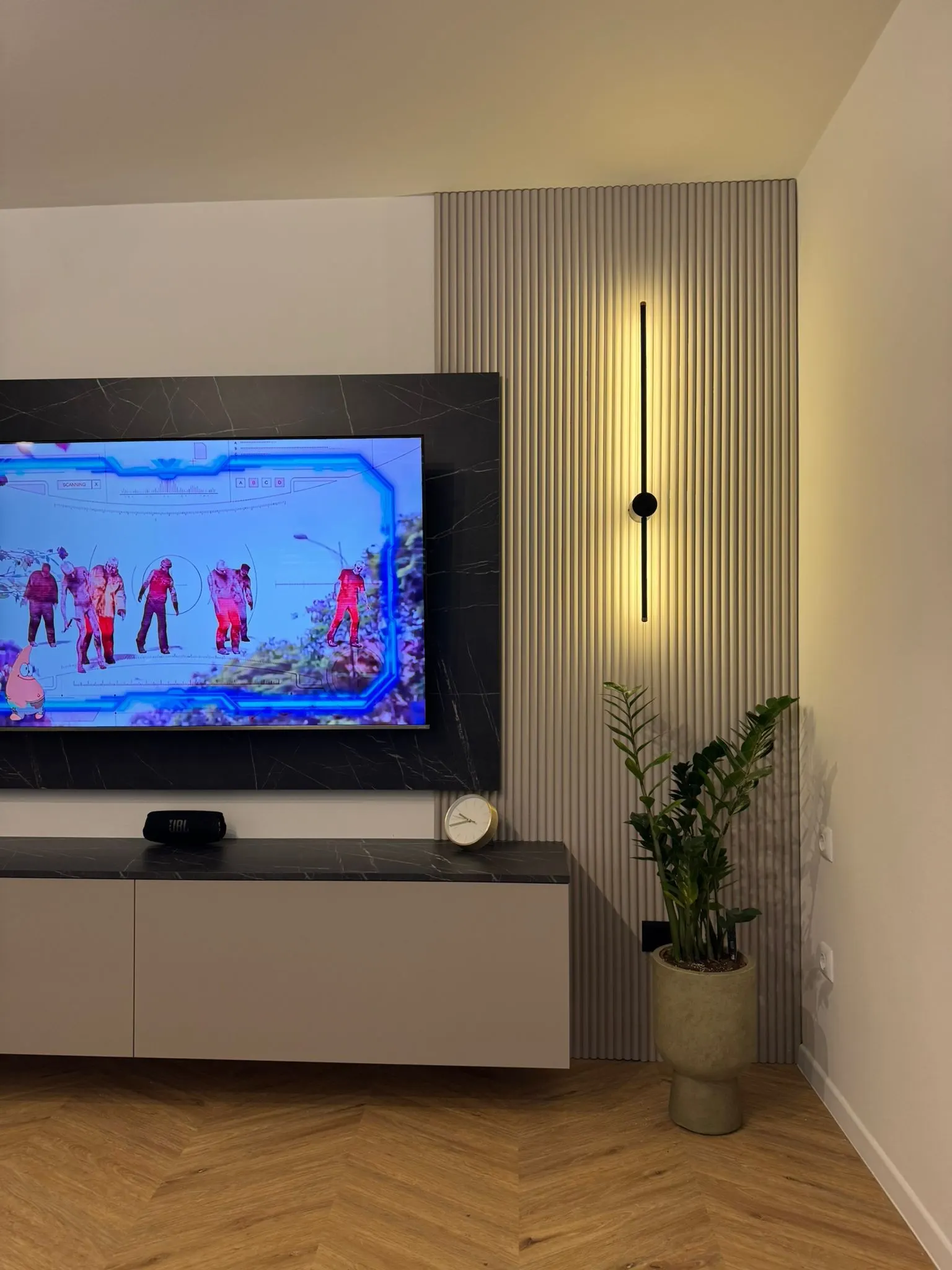 TV zid s mramornim panelom